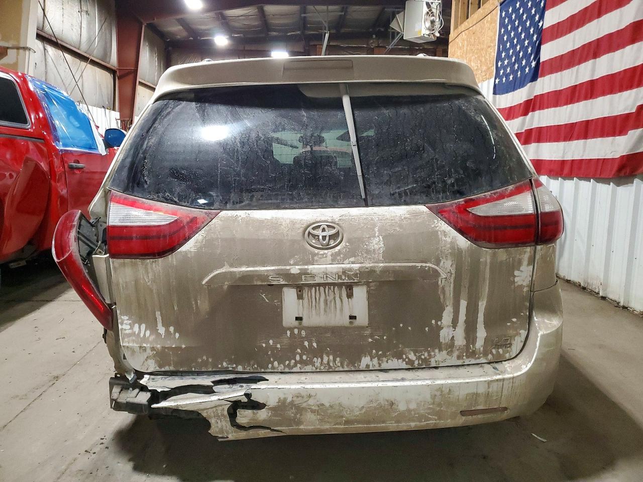 2017 TOYOTA SIENNA LE photo 6