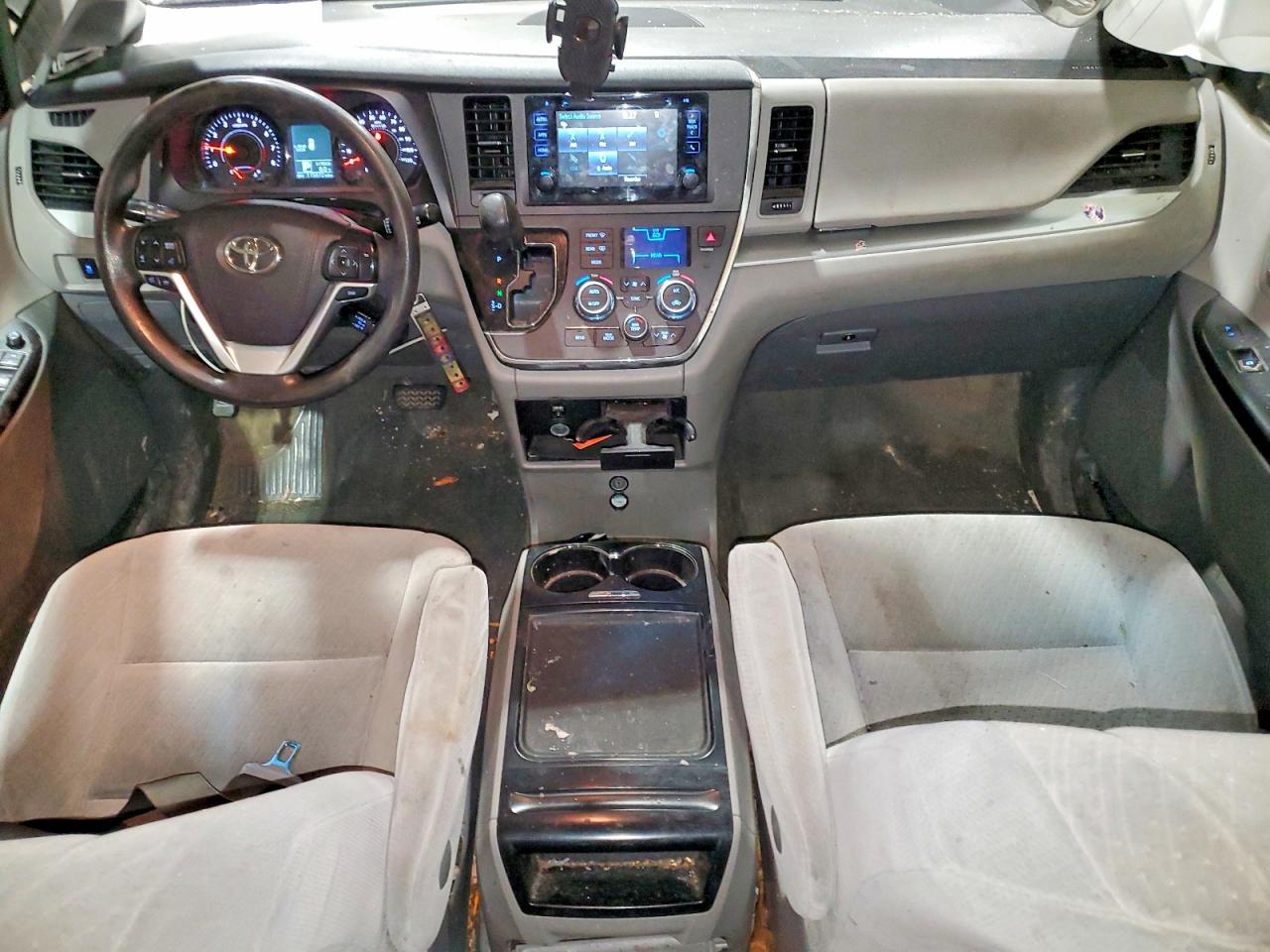 2017 TOYOTA SIENNA LE photo 8