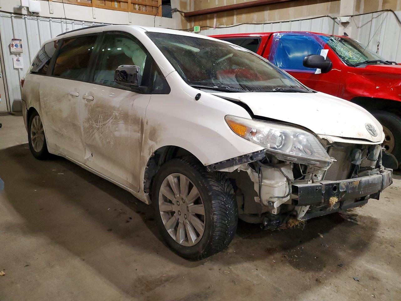 2017 TOYOTA SIENNA LE photo 4