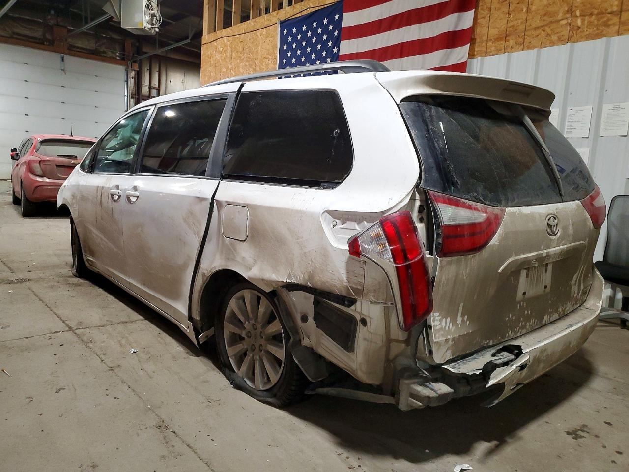 2017 TOYOTA SIENNA LE photo 2