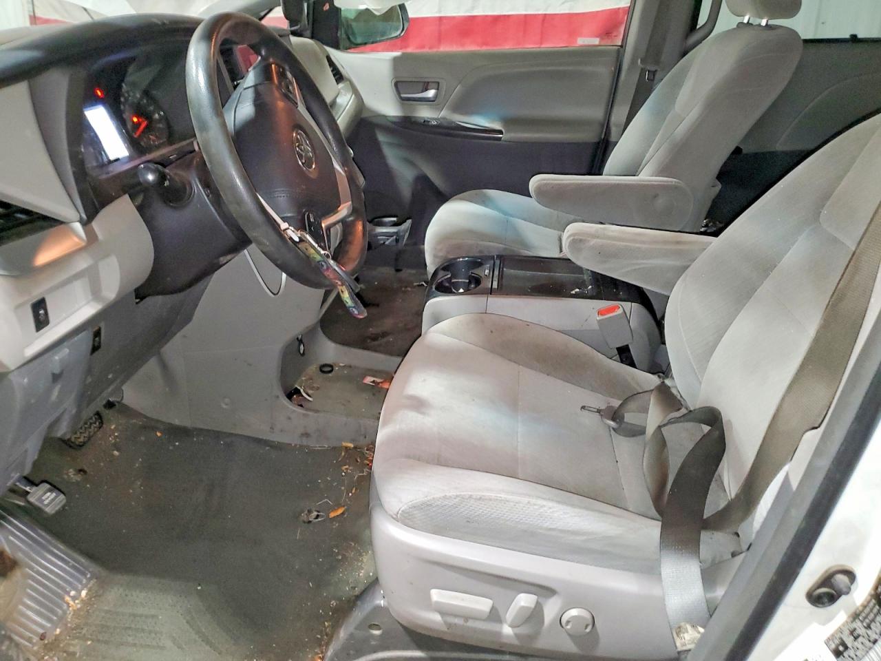 2017 TOYOTA SIENNA LE photo 7