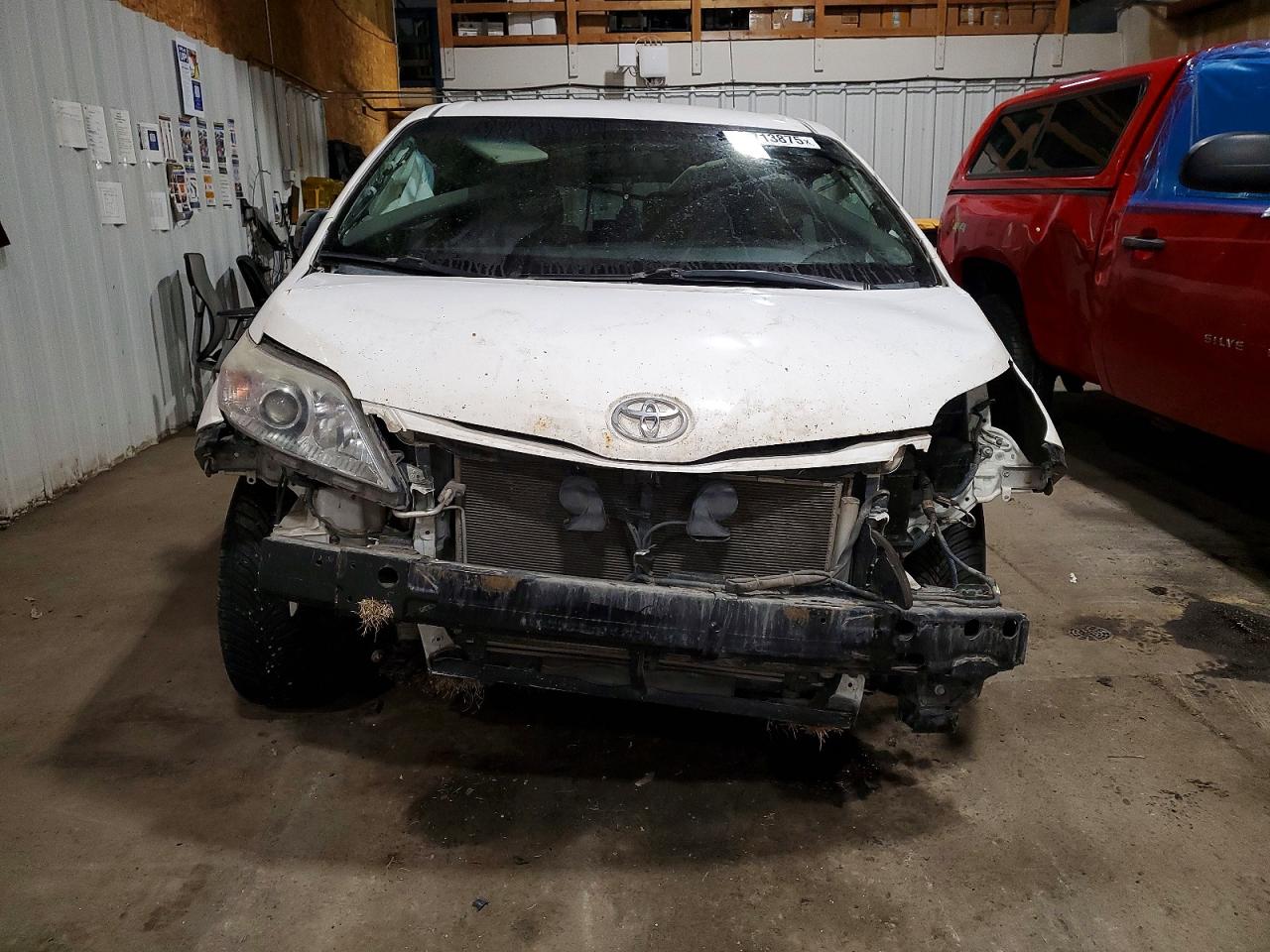 2017 TOYOTA SIENNA LE photo 5
