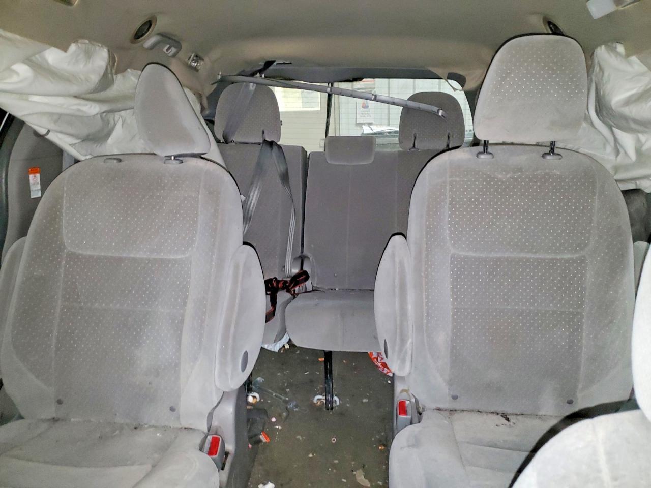 2017 TOYOTA SIENNA LE photo 10