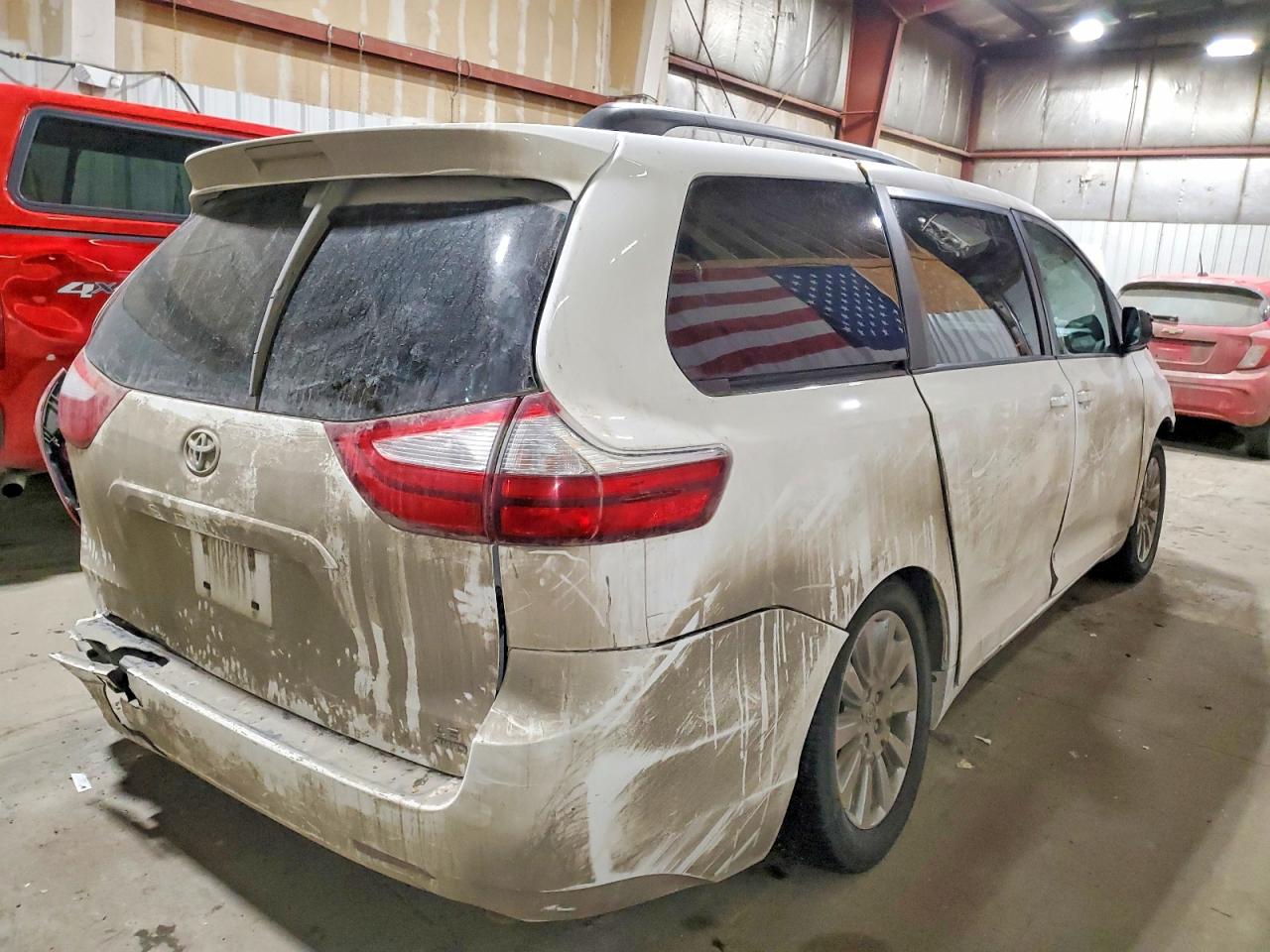 2017 TOYOTA SIENNA LE photo 3