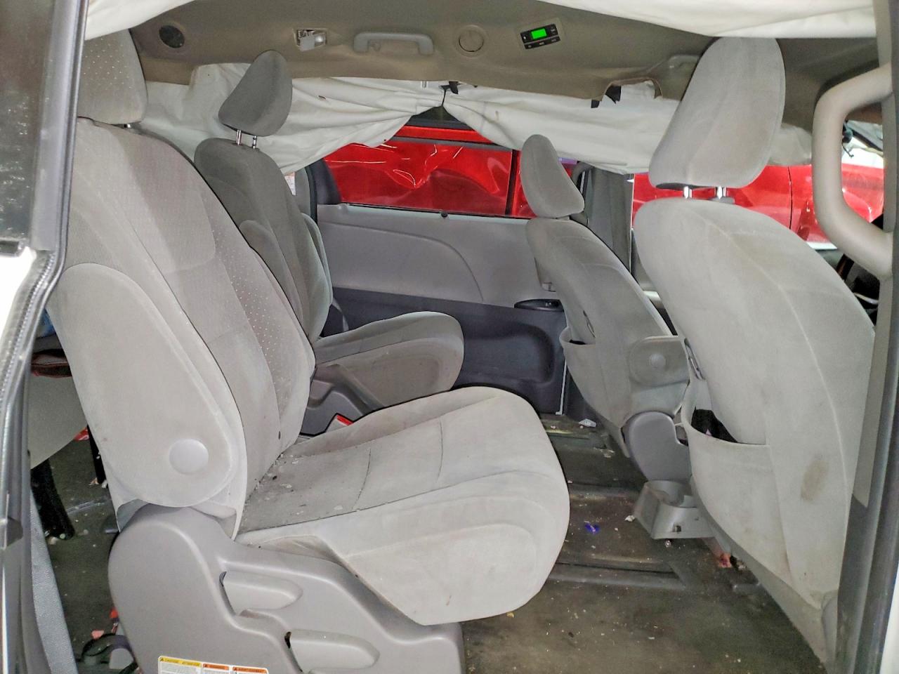 2017 TOYOTA SIENNA LE photo 11
