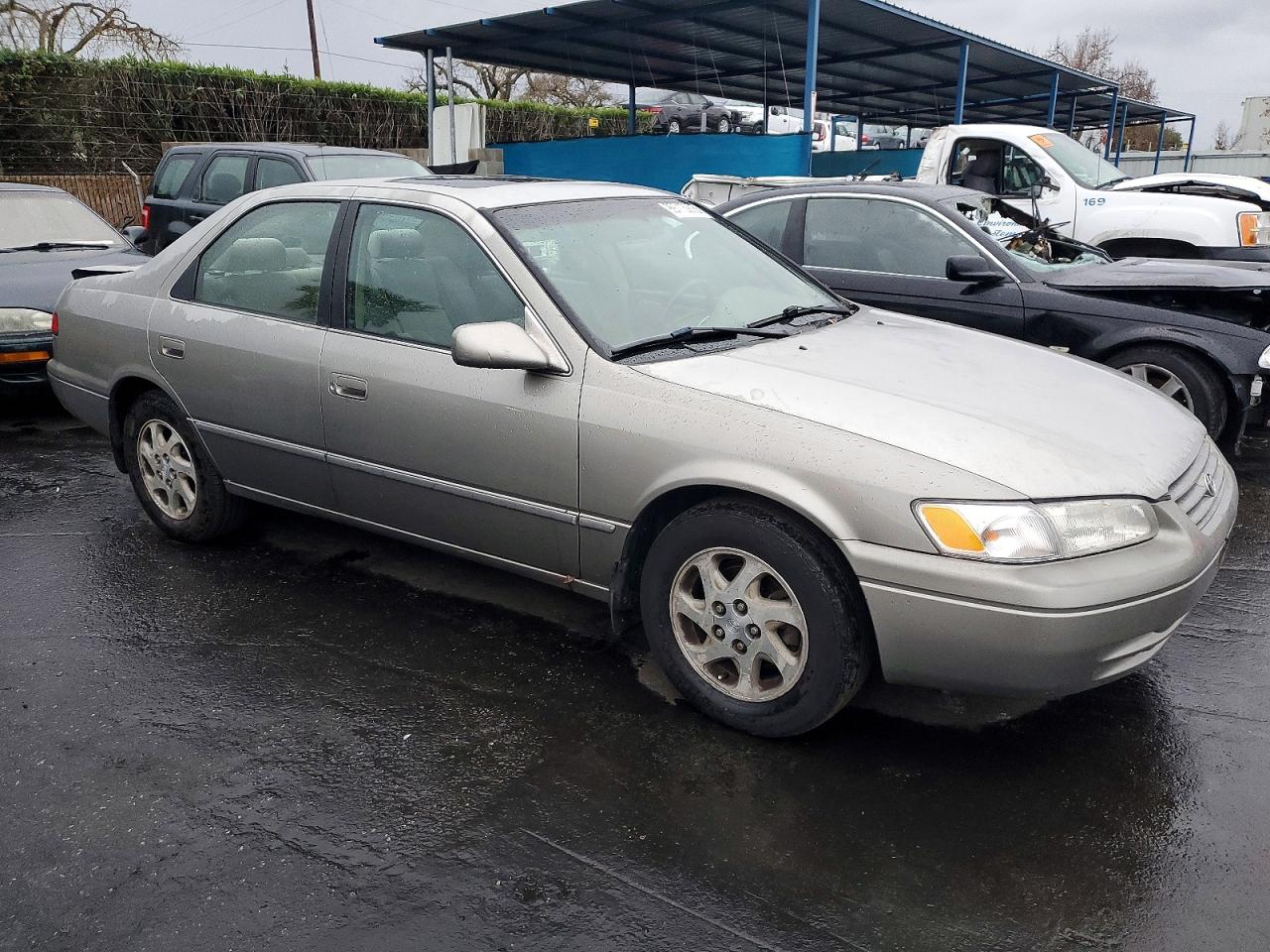 1999 TOYOTA CAMRY LE photo 4