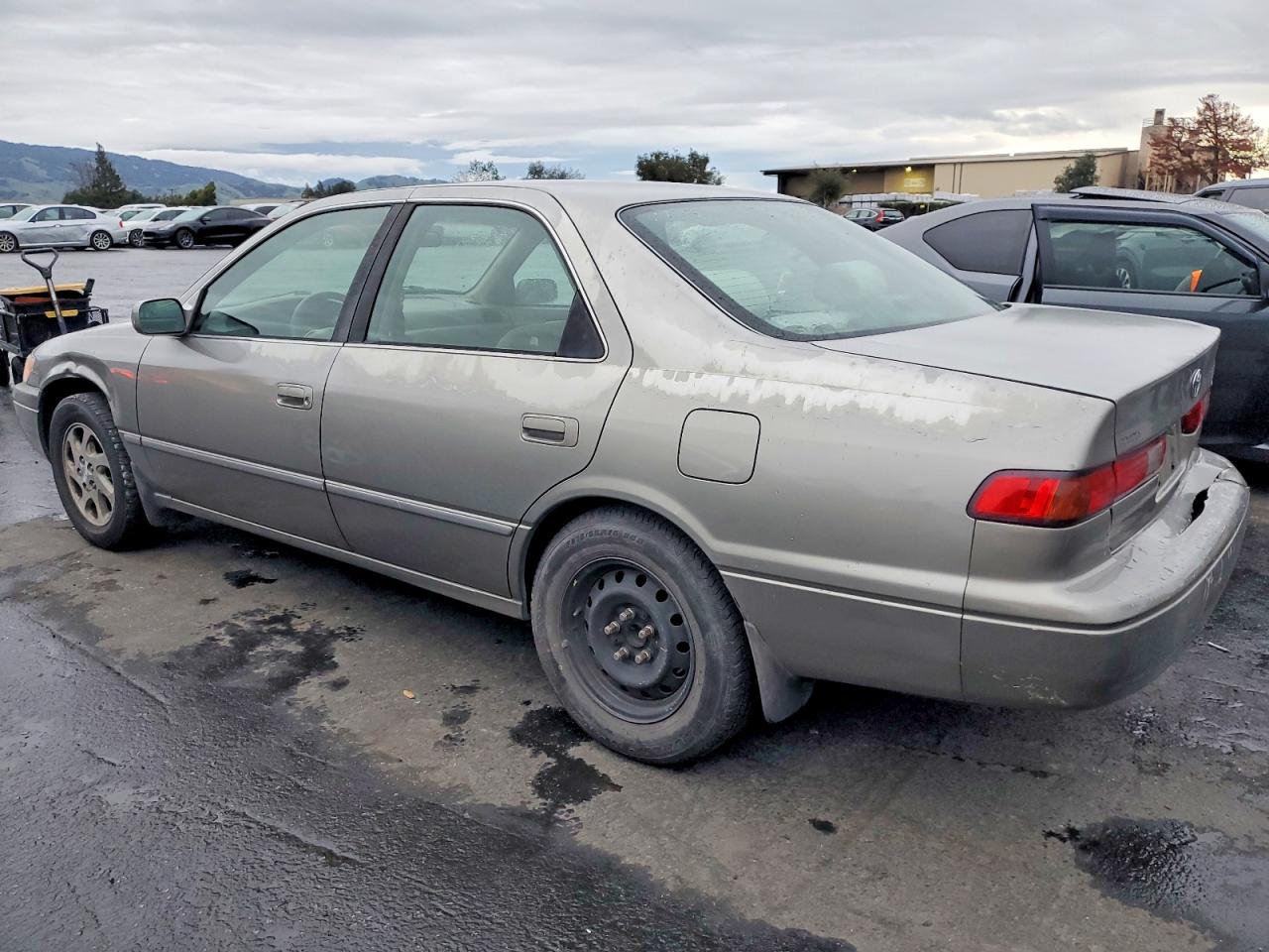 1999 TOYOTA CAMRY LE photo 2