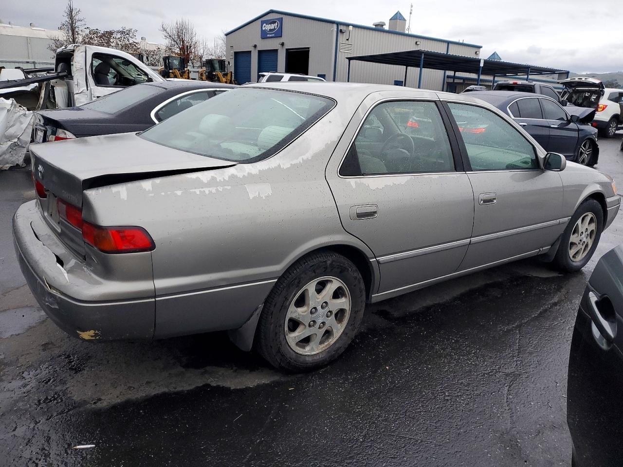 1999 TOYOTA CAMRY LE photo 3