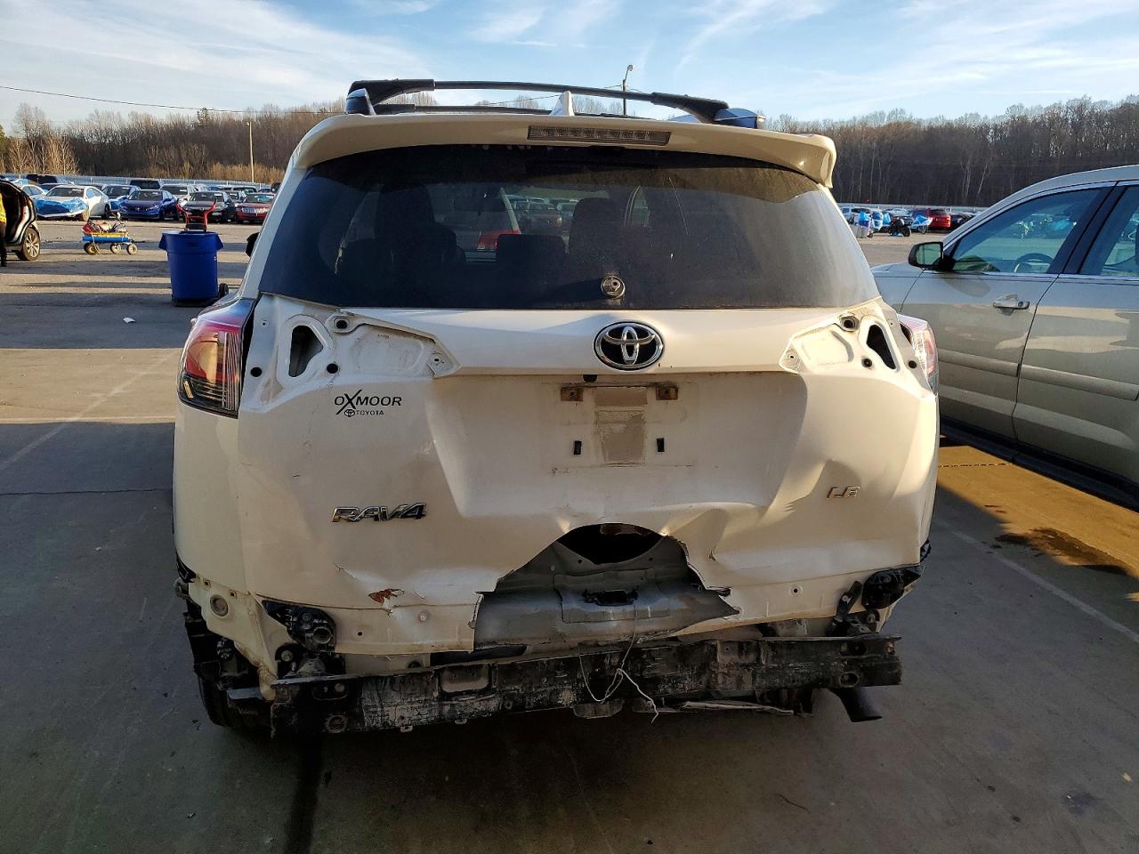2018 TOYOTA RAV4 LE photo 6