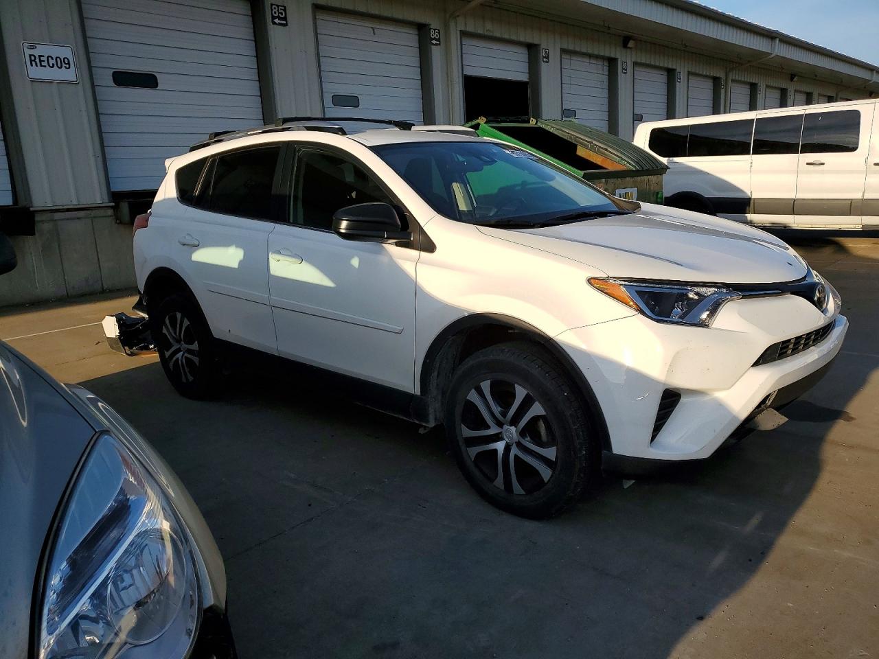 2018 TOYOTA RAV4 LE photo 4