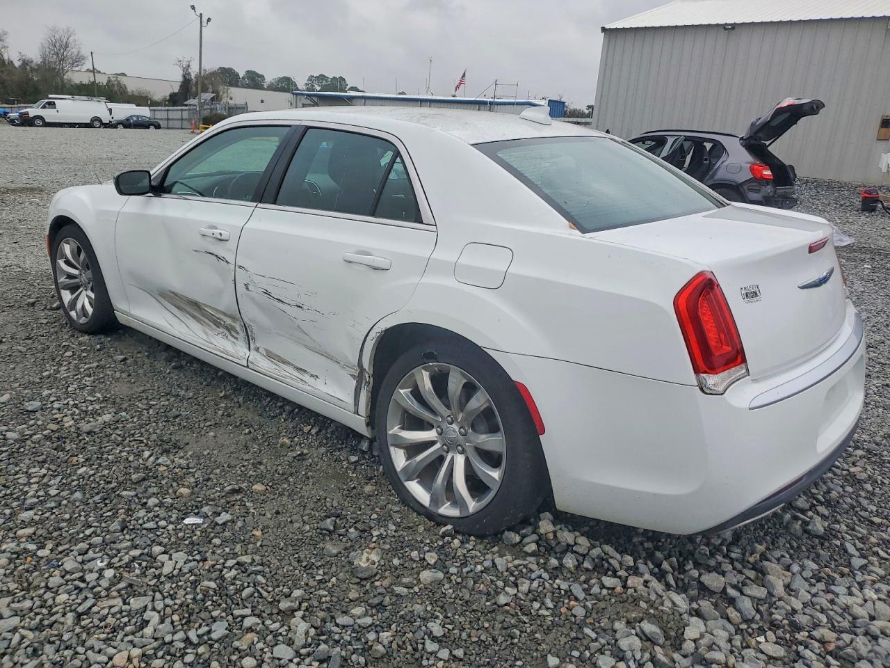 2018 CHRYSLER 300 TOURING photo 2