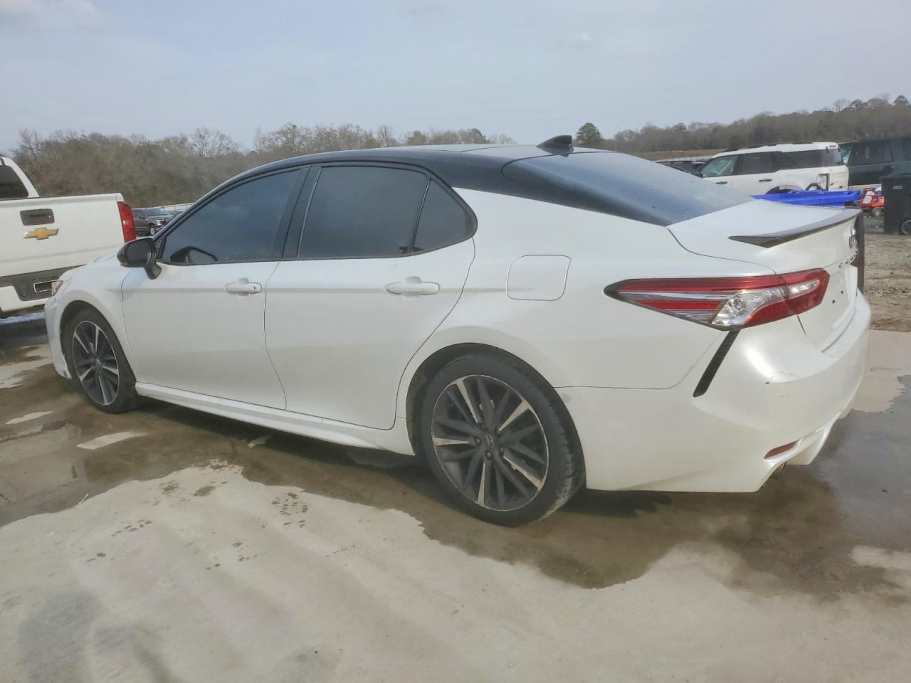 2019 TOYOTA CAMRY XSE photo 2