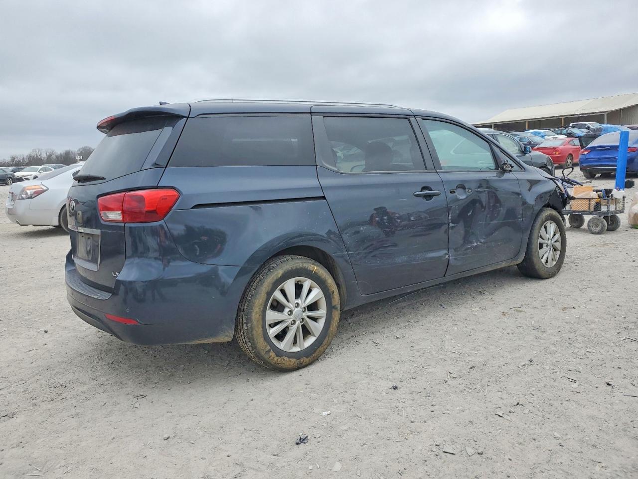 2017 KIA SEDONA LX photo 3