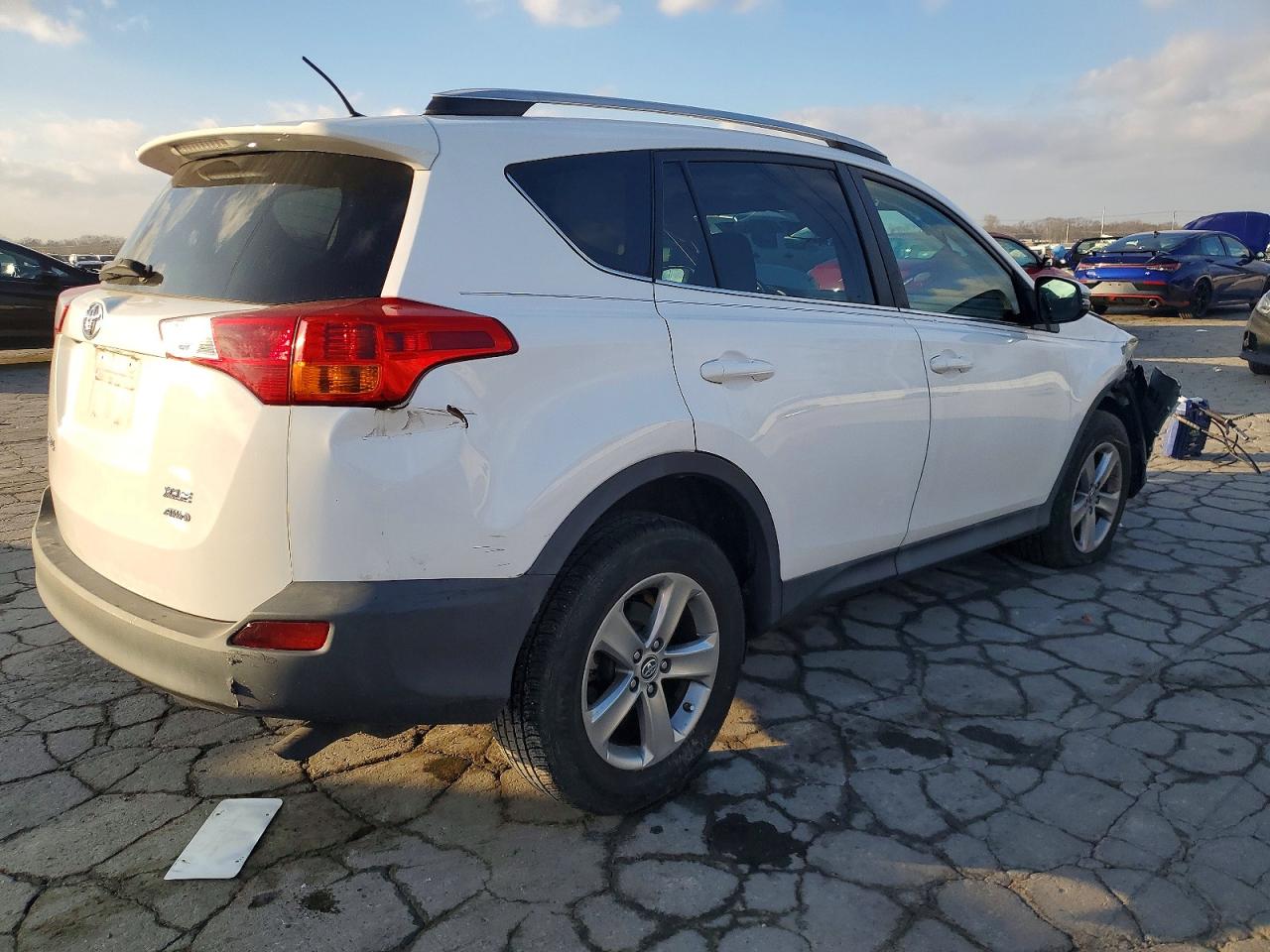 2015 TOYOTA RAV4 XLE photo 3