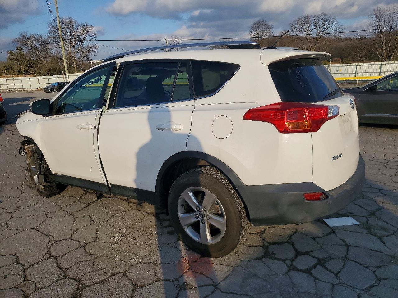 2015 TOYOTA RAV4 XLE photo 2