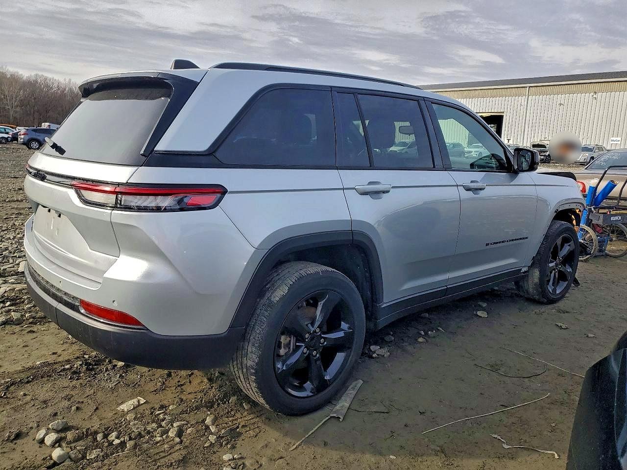 2023 JEEP GRAND CHEROKEE LAREDO photo 3