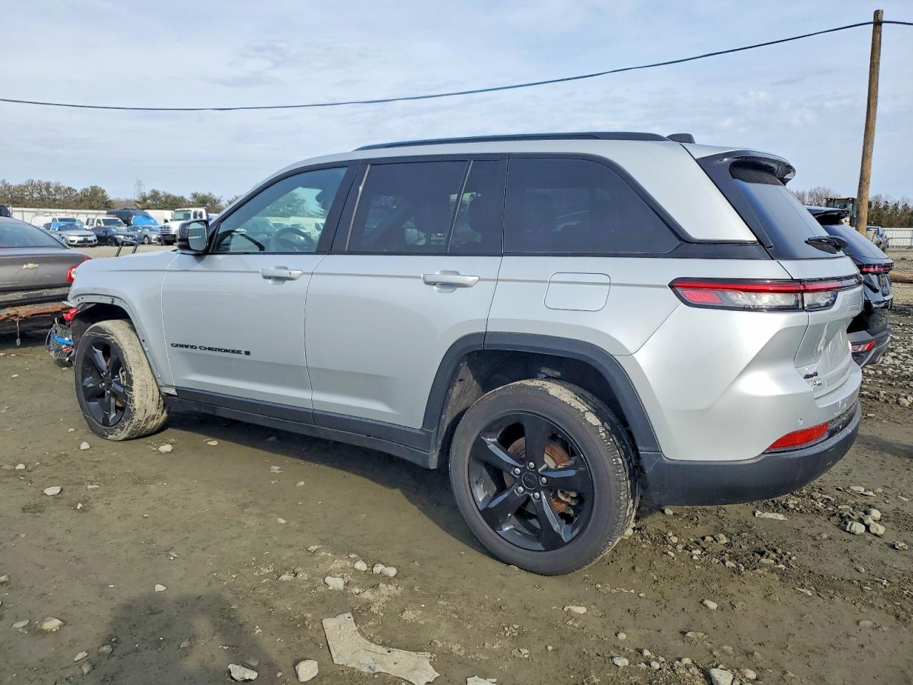 2023 JEEP GRAND CHEROKEE LAREDO photo 2