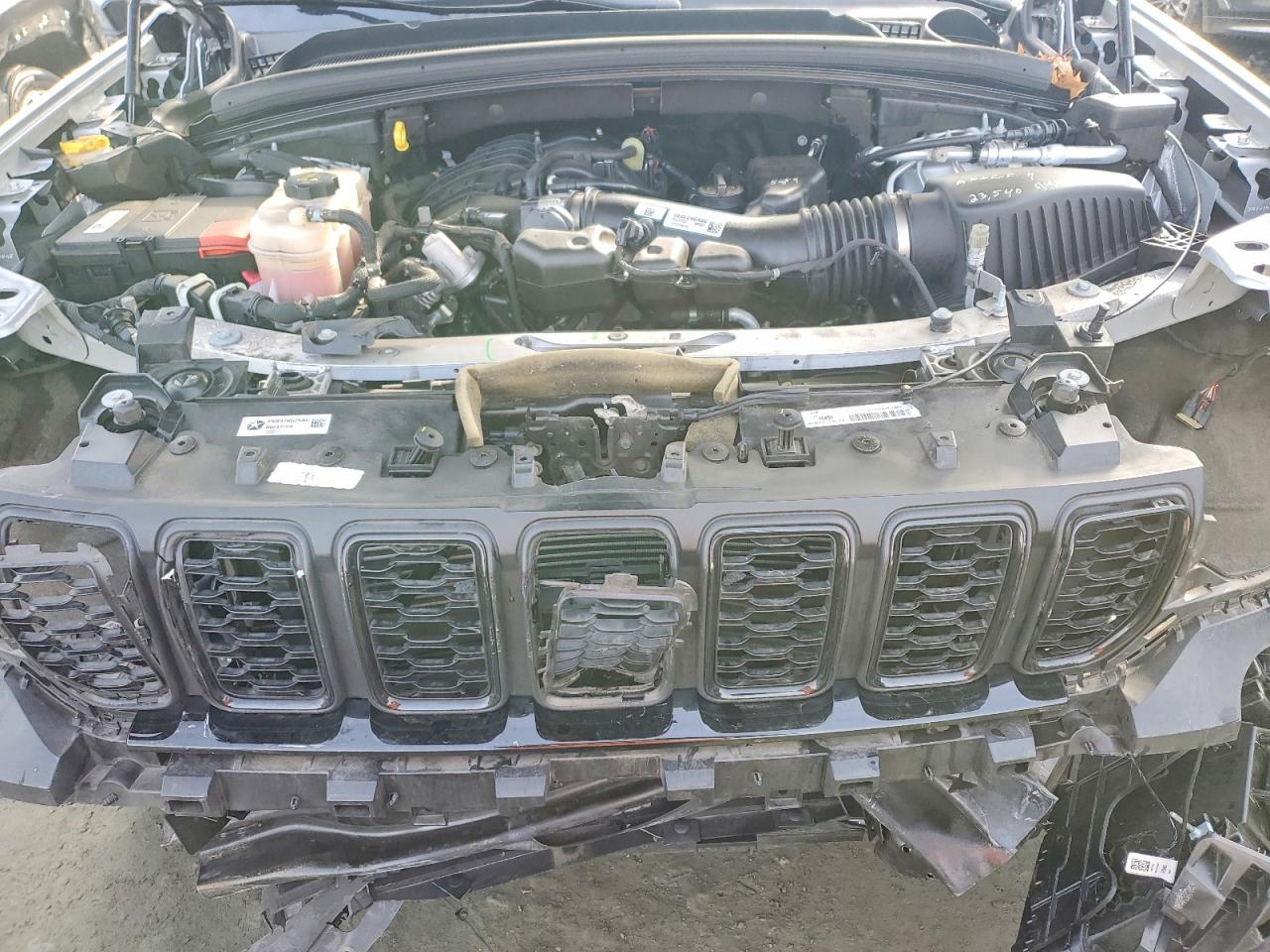 2023 JEEP GRAND CHEROKEE LAREDO photo 12