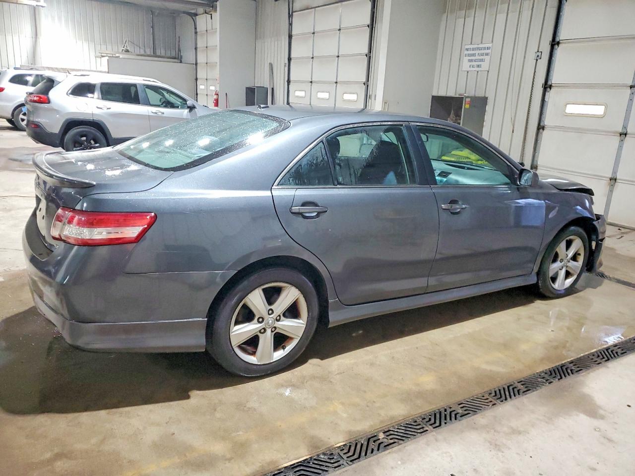 2011 TOYOTA CAMRY BASE photo 3