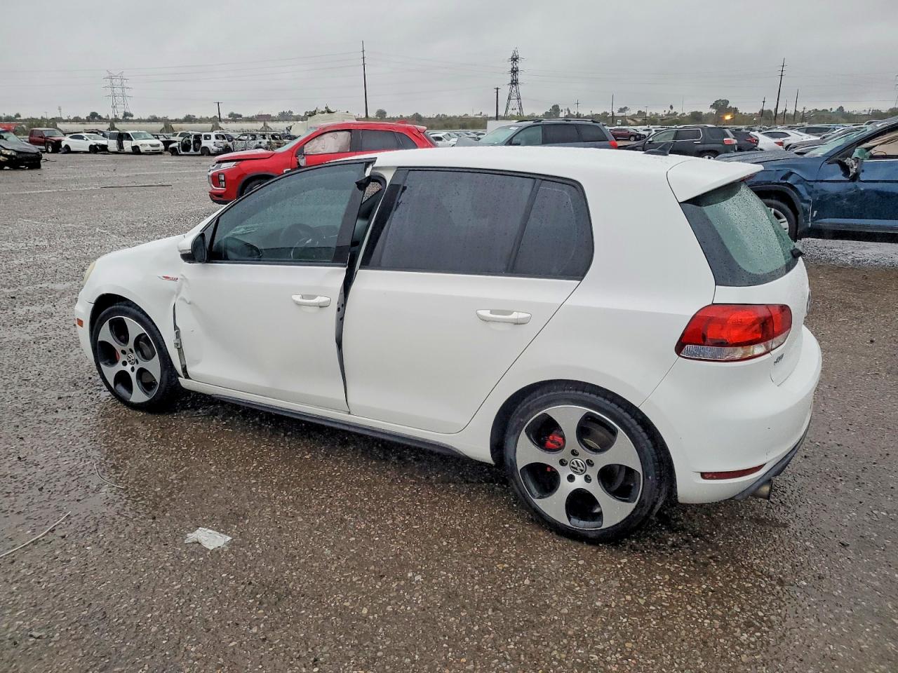2013 VOLKSWAGEN GTI photo 2