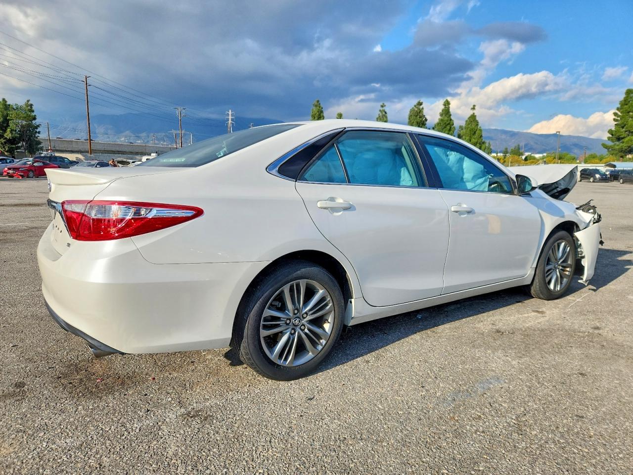 2017 TOYOTA CAMRY LE photo 3