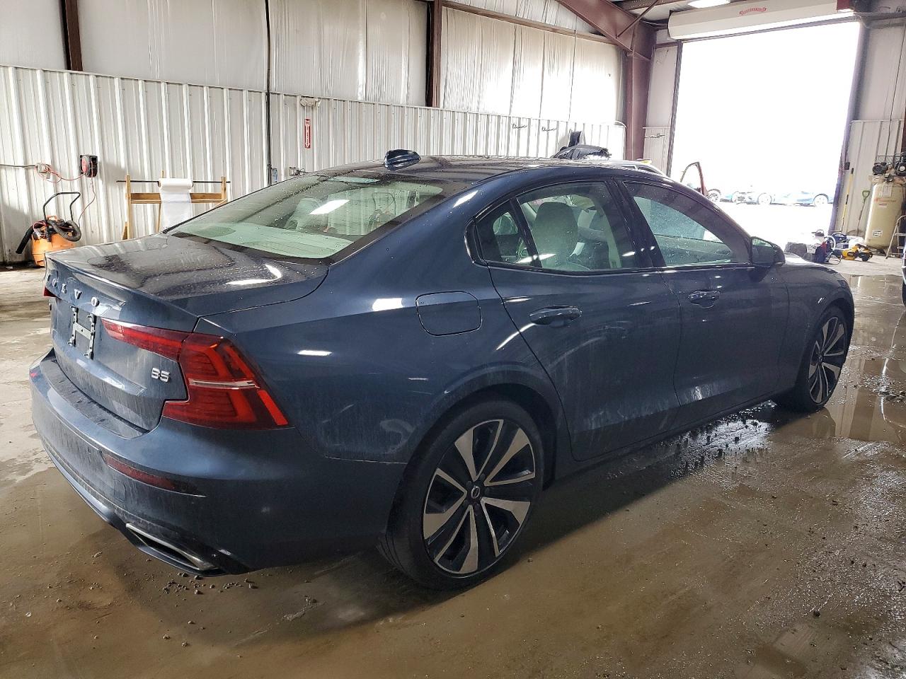 2022 VOLVO S60 B5 MOMENTUM photo 3
