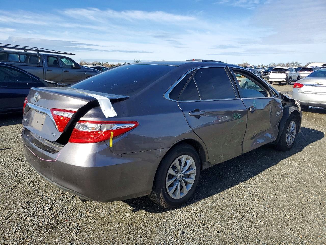 2016 TOYOTA CAMRY LE photo 3