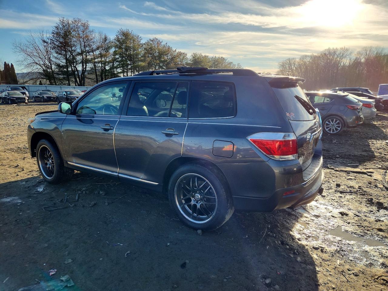 2011 TOYOTA HIGHLANDER BASE photo 2