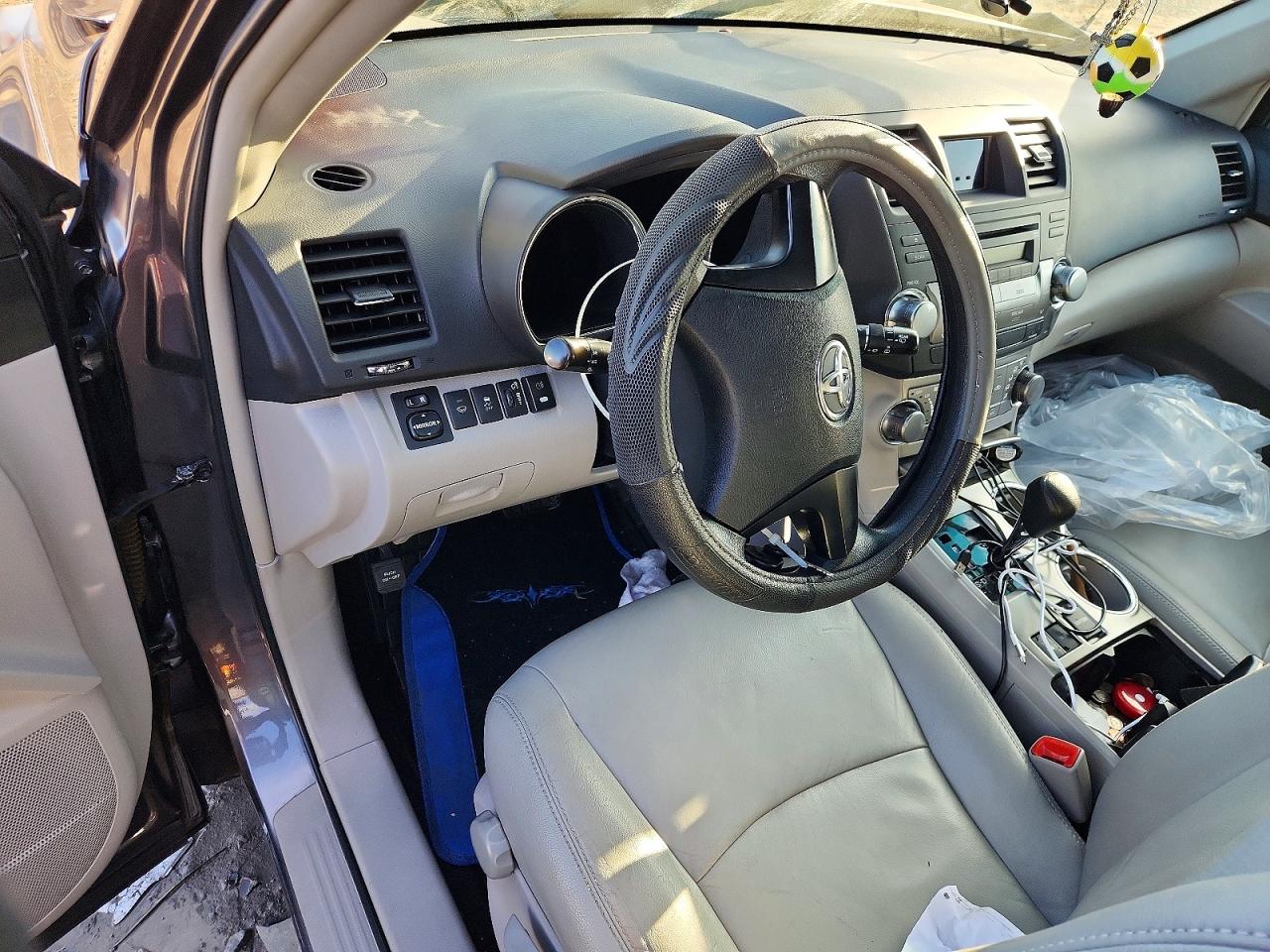 2011 TOYOTA HIGHLANDER BASE photo 8