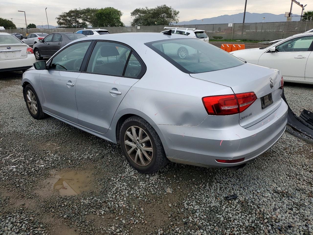 2015 VOLKSWAGEN JETTA SE photo 2