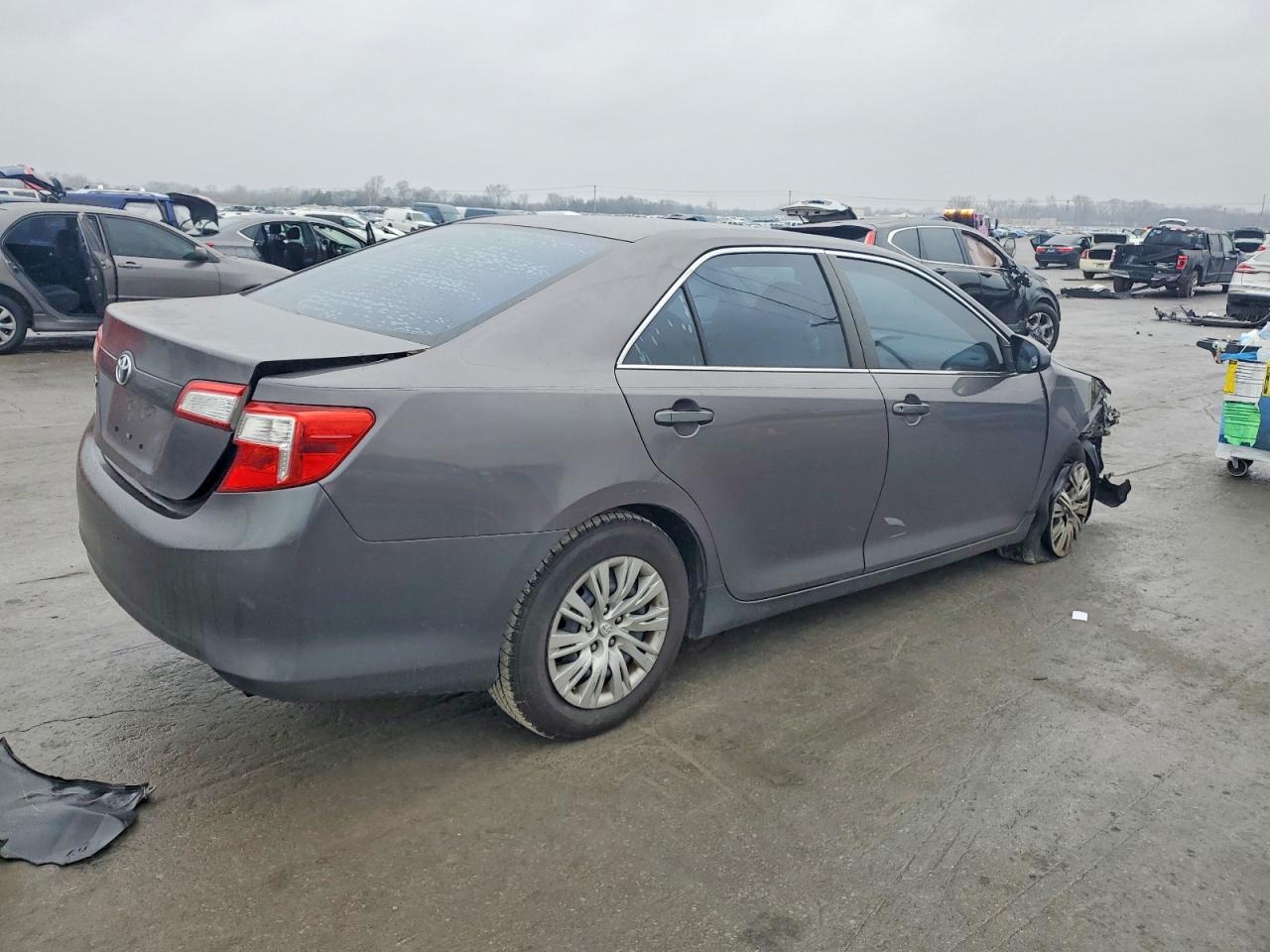 2014 TOYOTA CAMRY L photo 3
