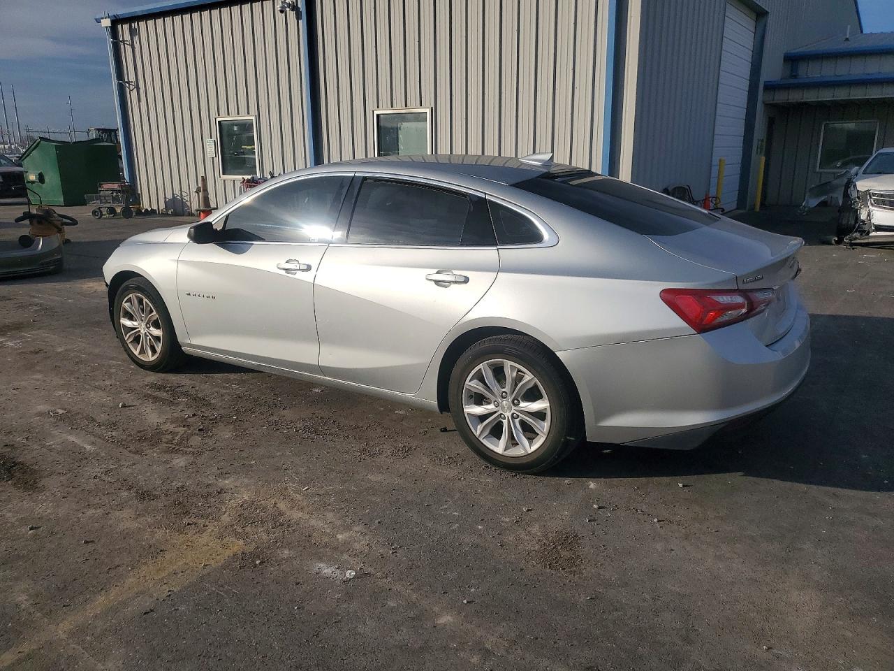 2020 CHEVROLET MALIBU LT photo 2