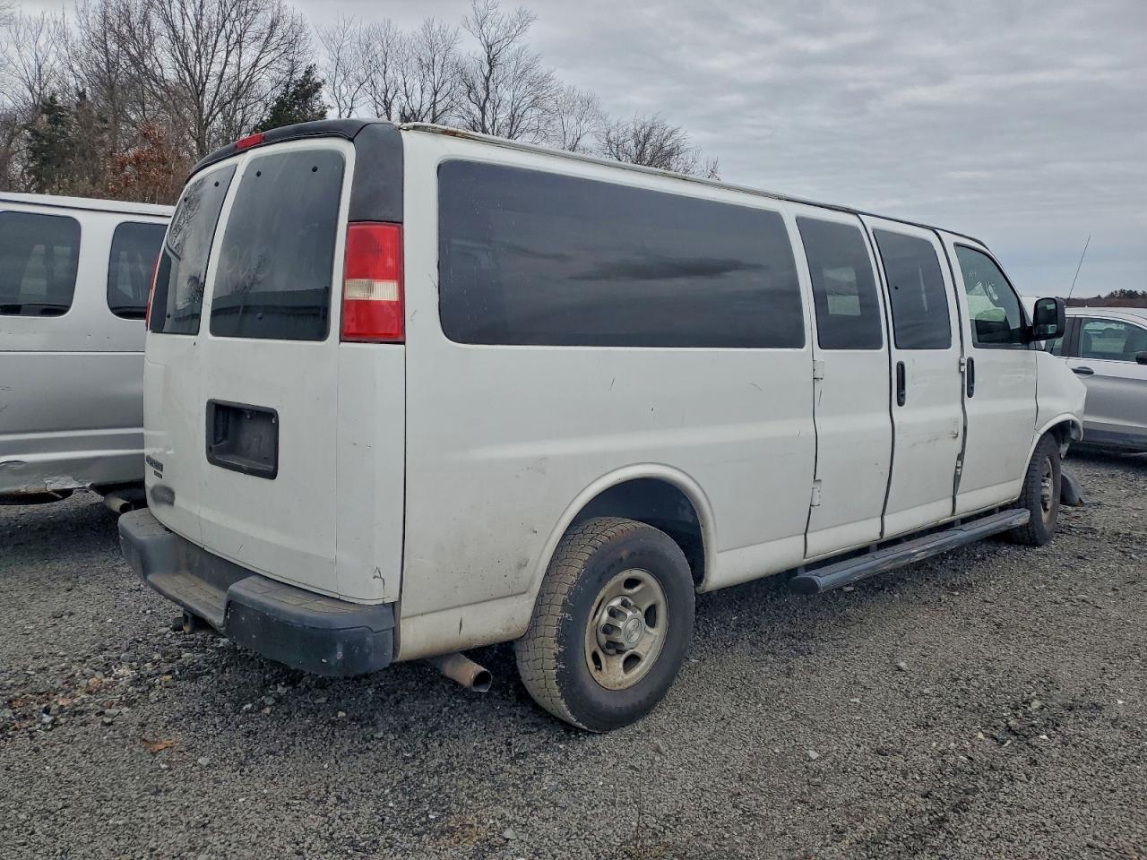 2016 CHEVROLET EXPRESS G3500 LS photo 3