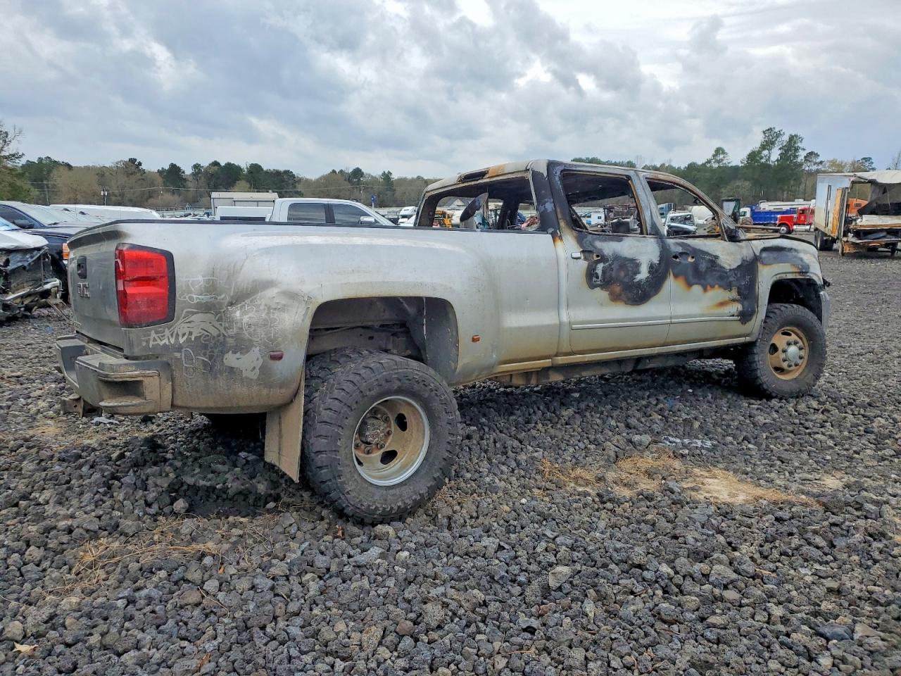 2015 GMC SIERRA K3500 SLE photo 3