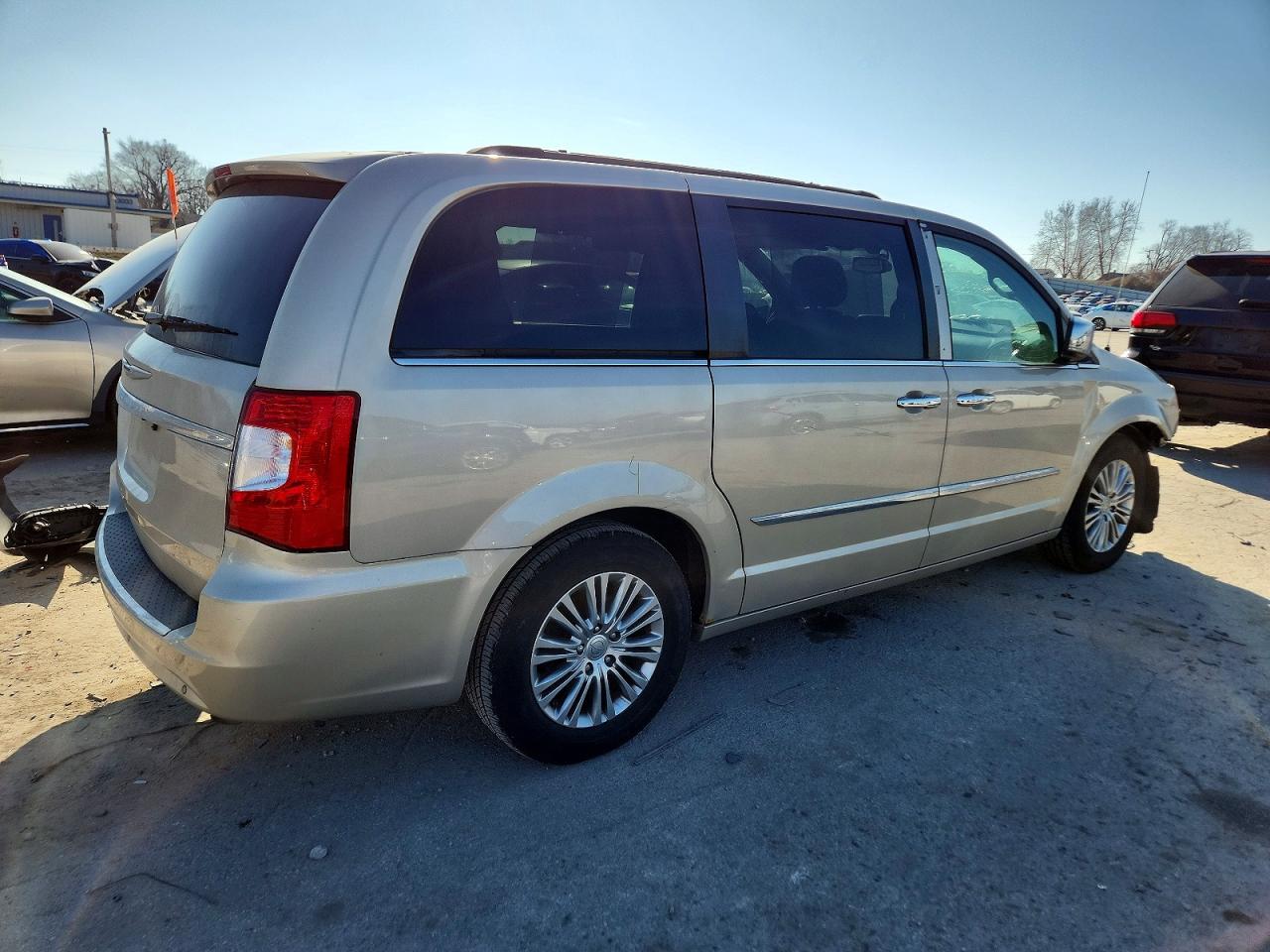 2013 CHRYSLER TOWN & COUNTRY TOURING L photo 3