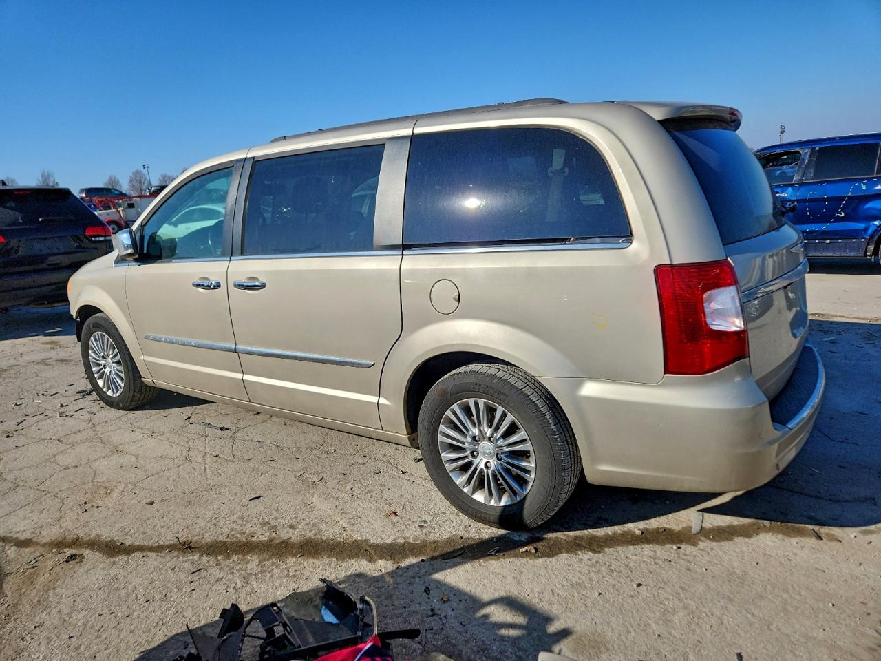 2013 CHRYSLER TOWN & COUNTRY TOURING L photo 2