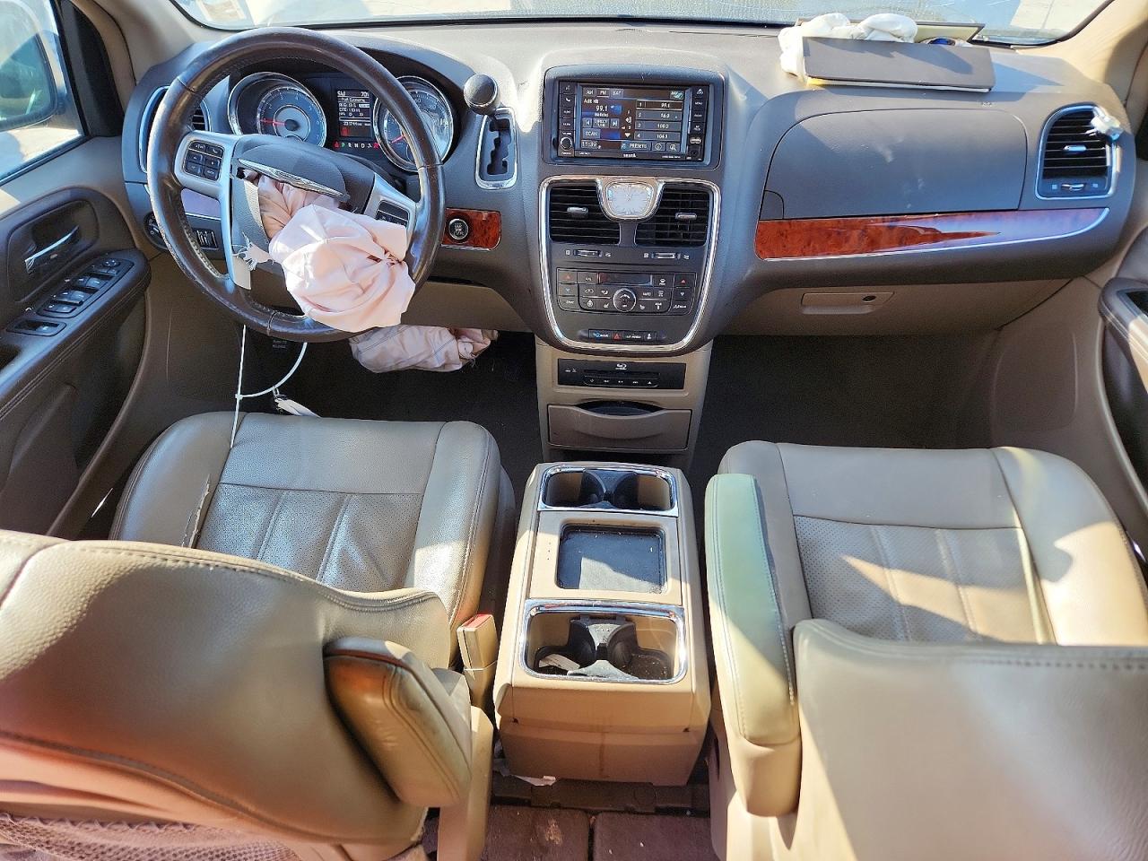 2013 CHRYSLER TOWN & COUNTRY TOURING L photo 8