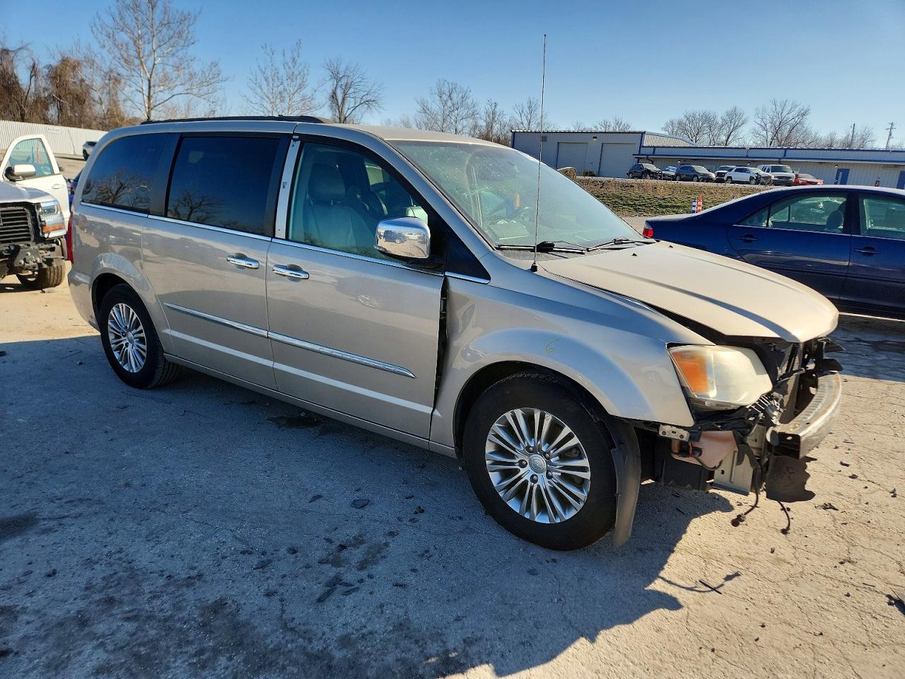 2013 CHRYSLER TOWN & COUNTRY TOURING L photo 4