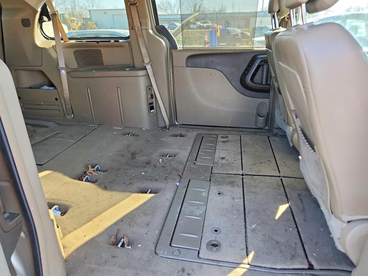 2013 CHRYSLER TOWN & COUNTRY TOURING L photo 11