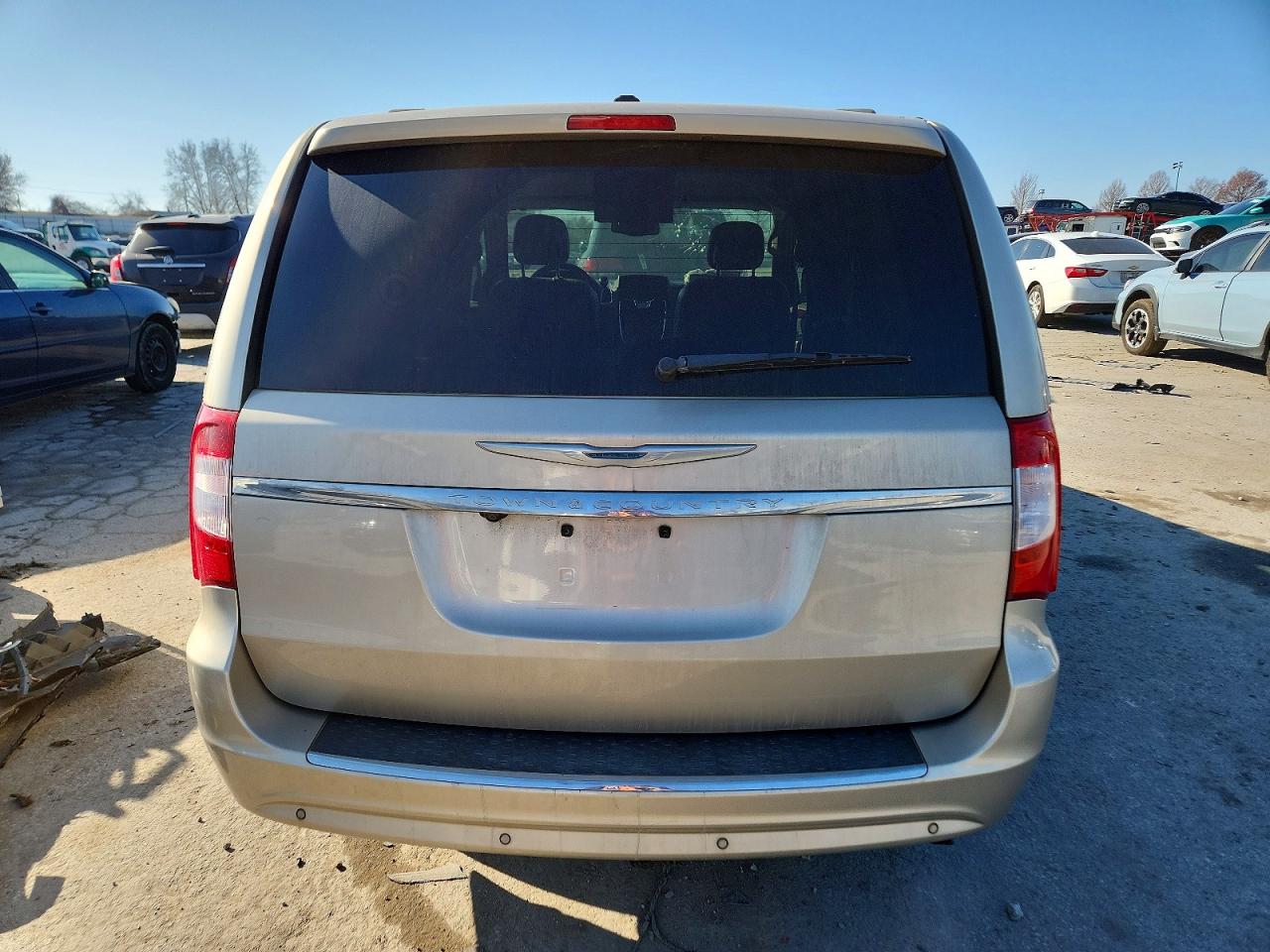 2013 CHRYSLER TOWN & COUNTRY TOURING L photo 6