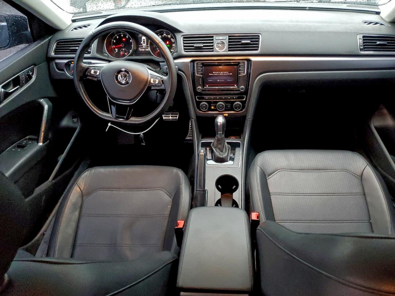 2017 VOLKSWAGEN PASSAT R-LINE photo 8