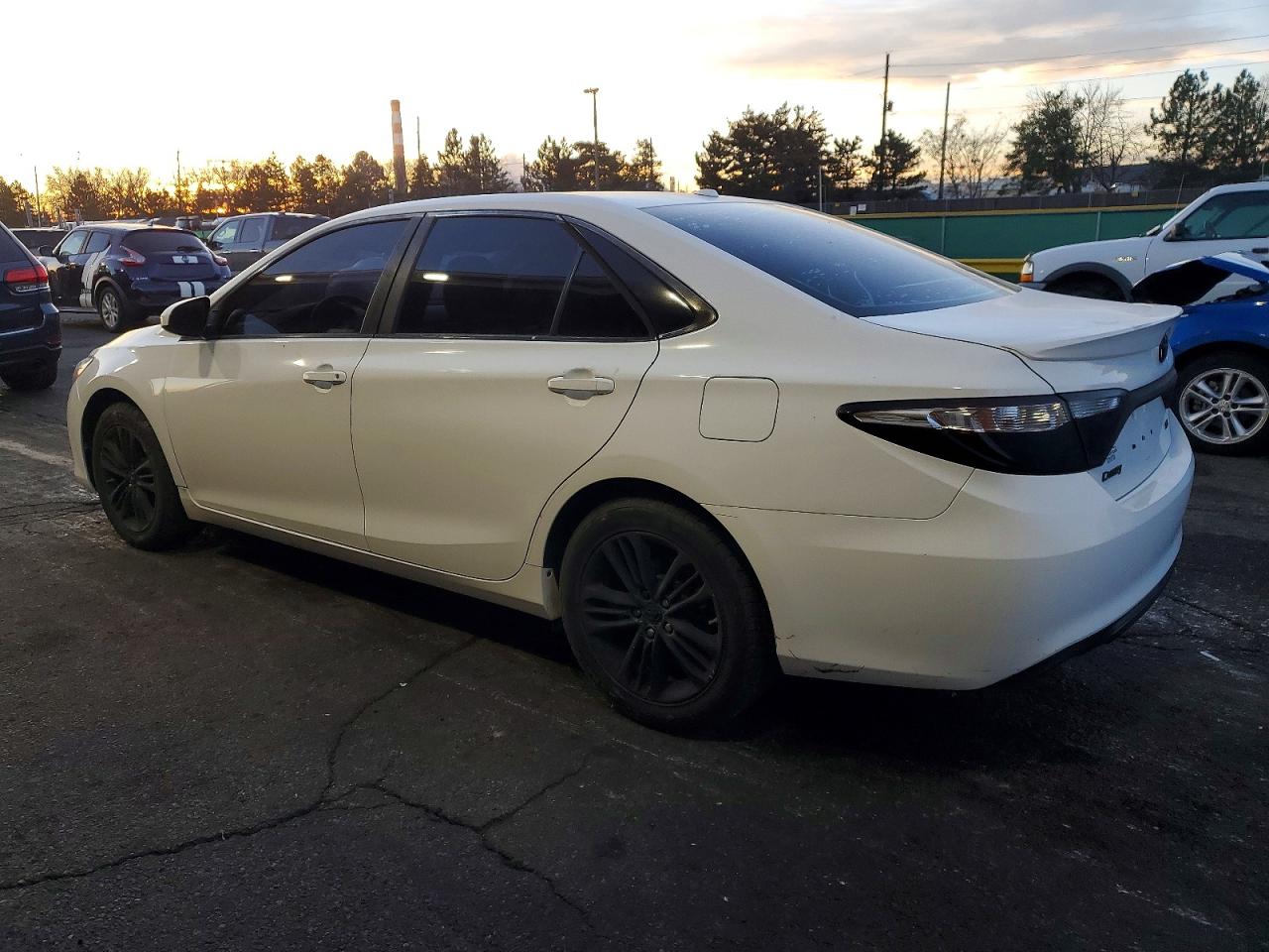 2015 TOYOTA CAMRY LE photo 2