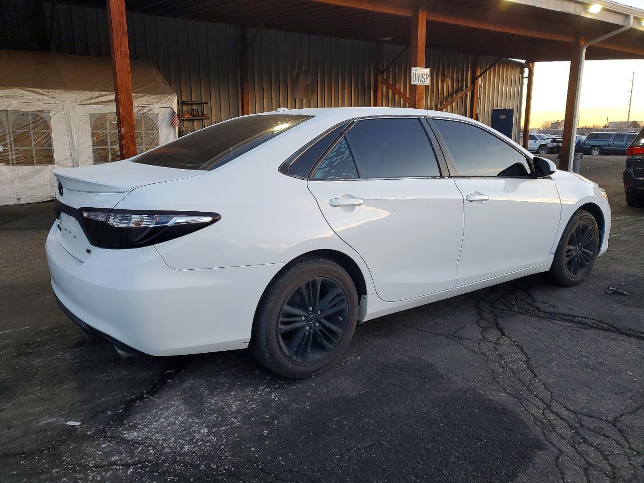 2015 TOYOTA CAMRY LE photo 3