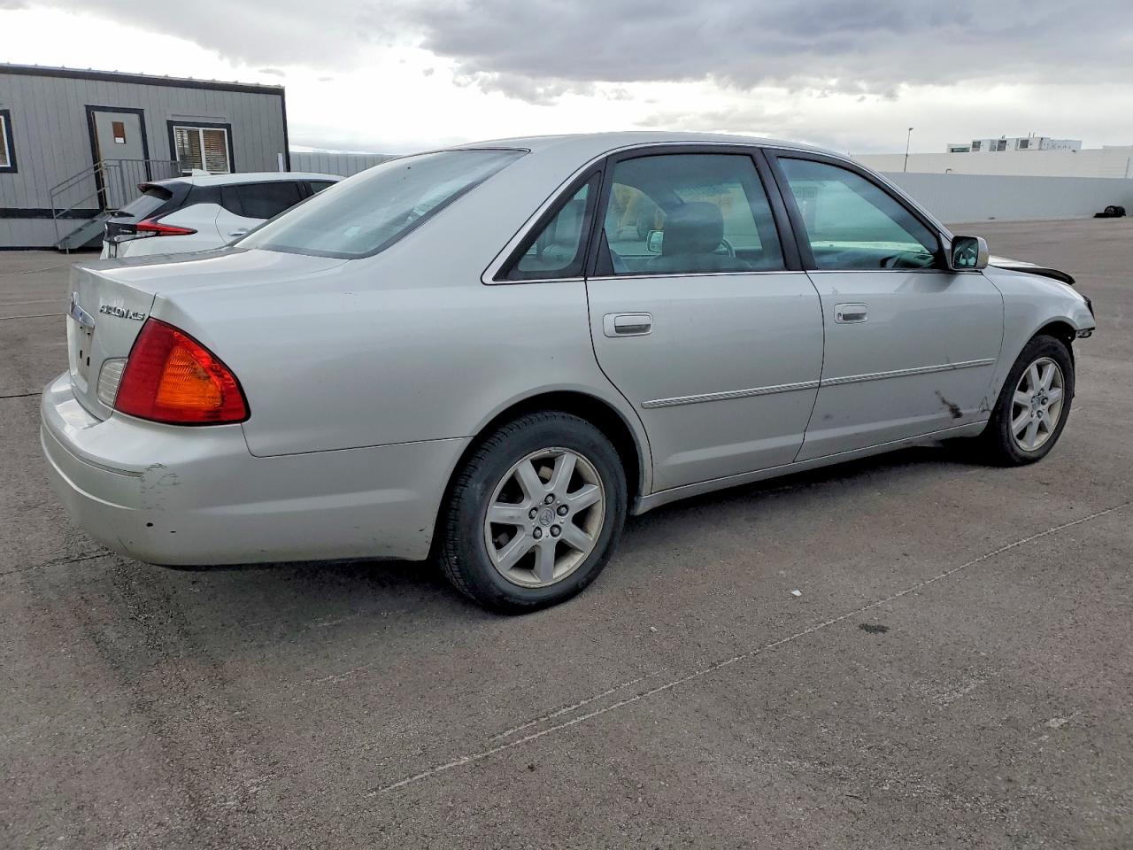 2002 TOYOTA AVALON XL photo 3