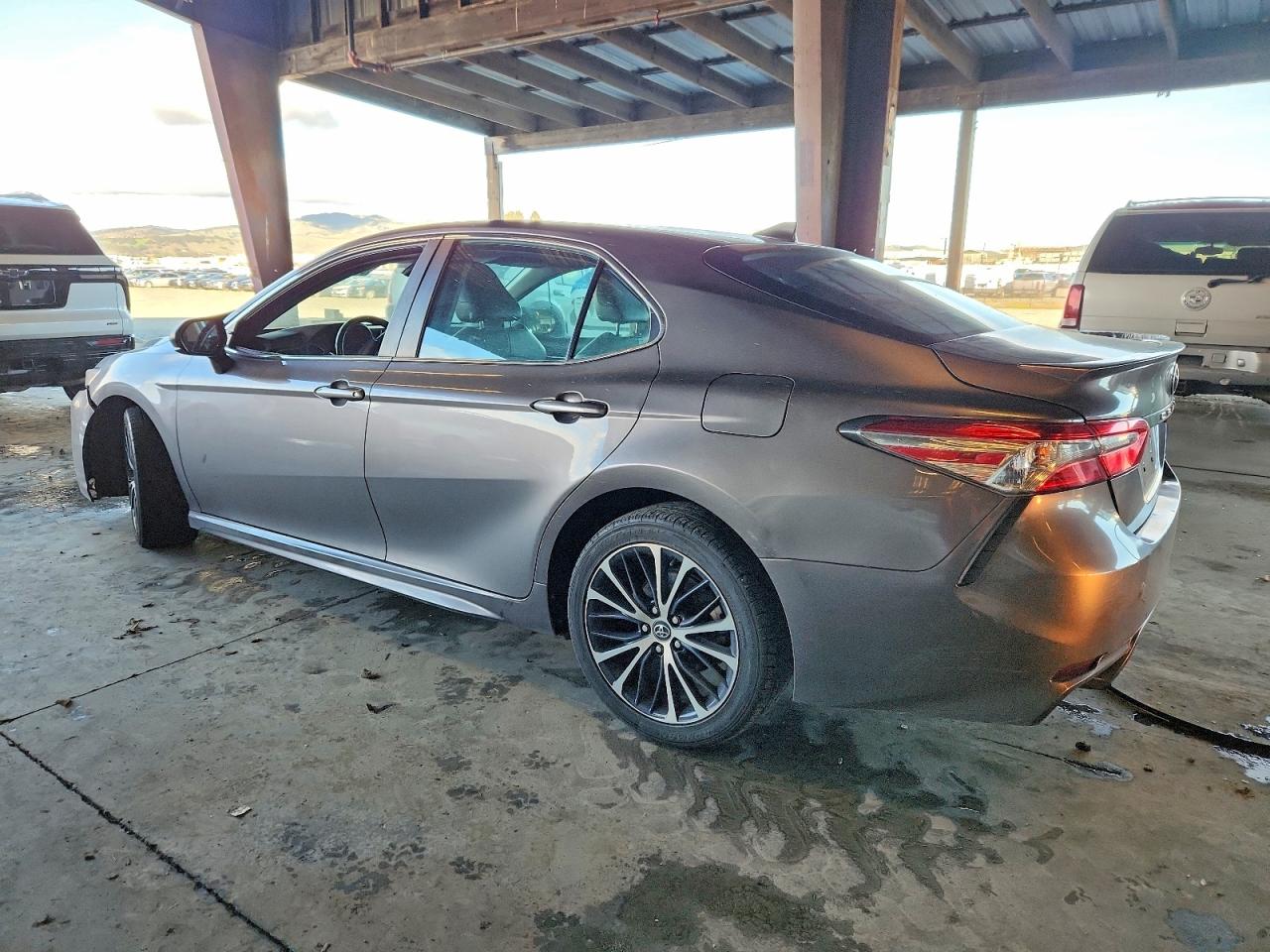 2020 TOYOTA CAMRY SE photo 2