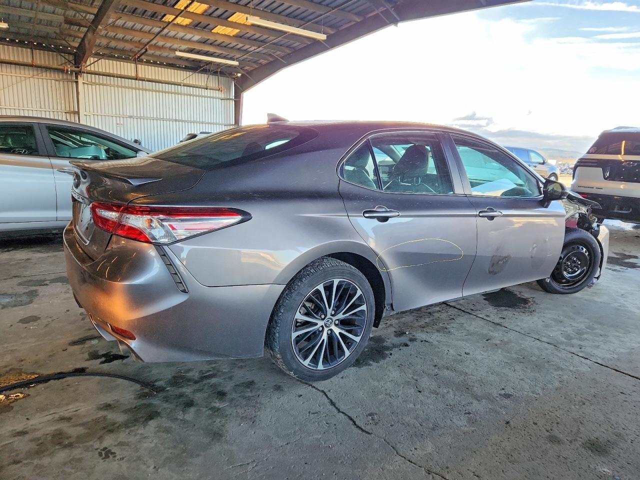 2020 TOYOTA CAMRY SE photo 3