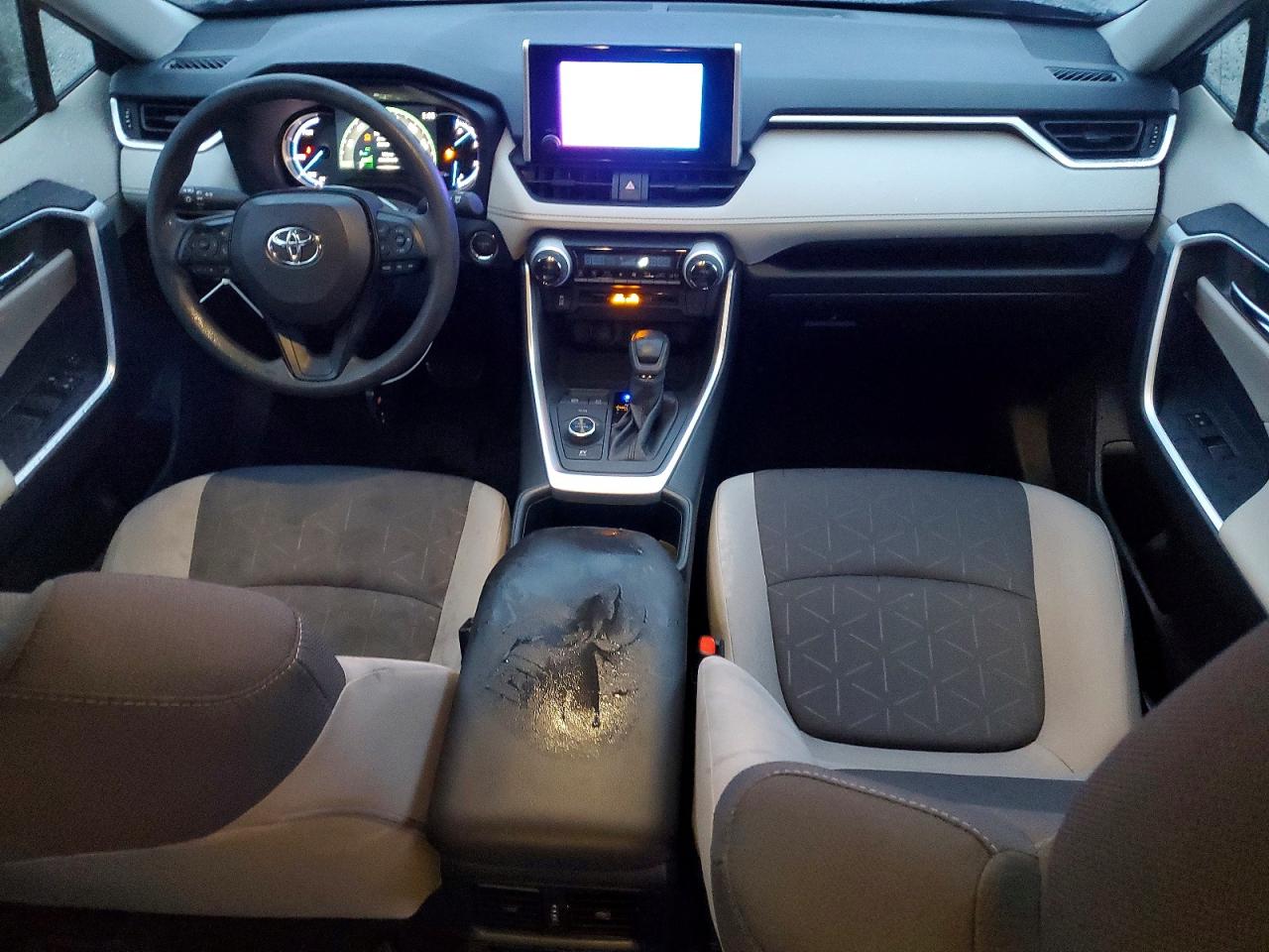 2025 TOYOTA RAV4 XLE photo 8