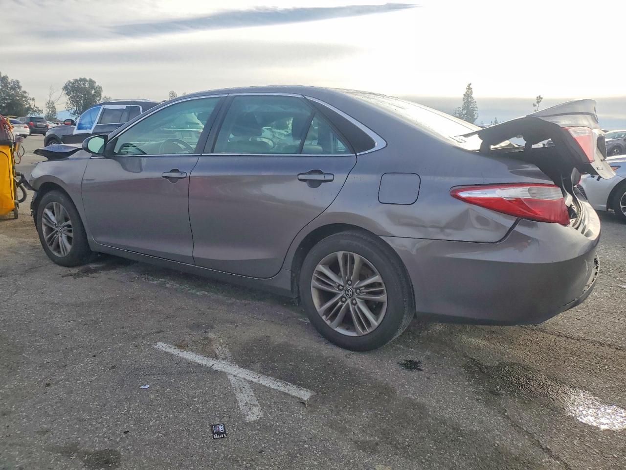 2017 TOYOTA CAMRY LE photo 2