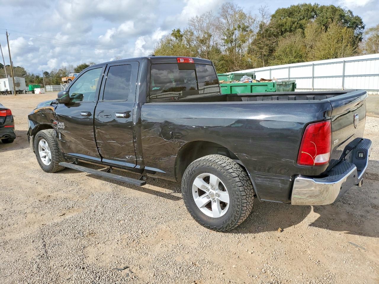 2016 RAM 1500 SLT photo 2