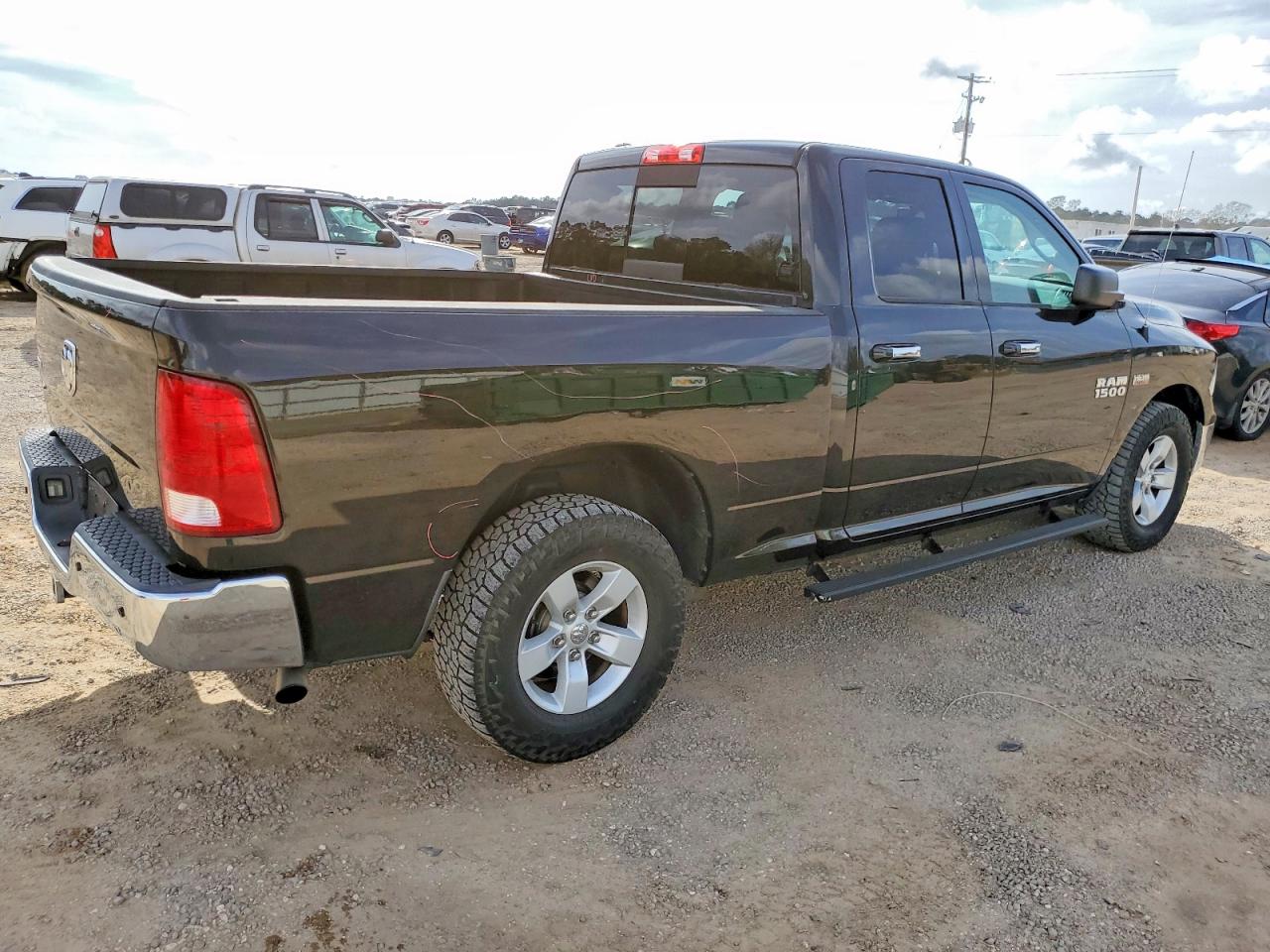2016 RAM 1500 SLT photo 3